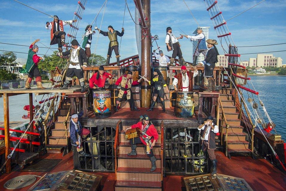 Show de piratas a bordo del barco del tour