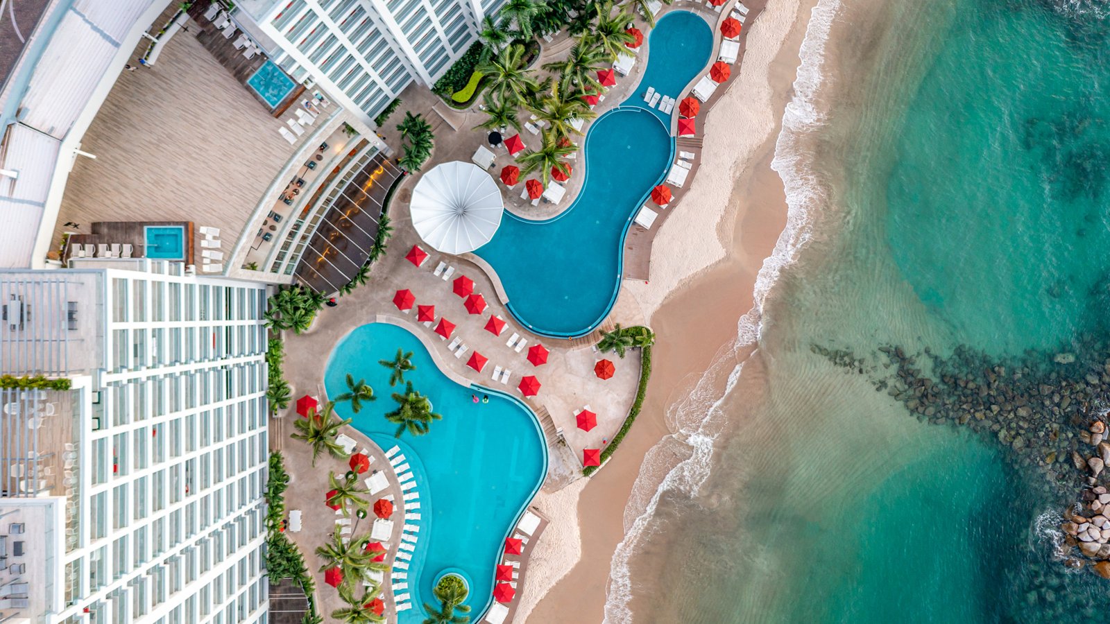 Albercas y playa en Hilton Vallarta Riviera